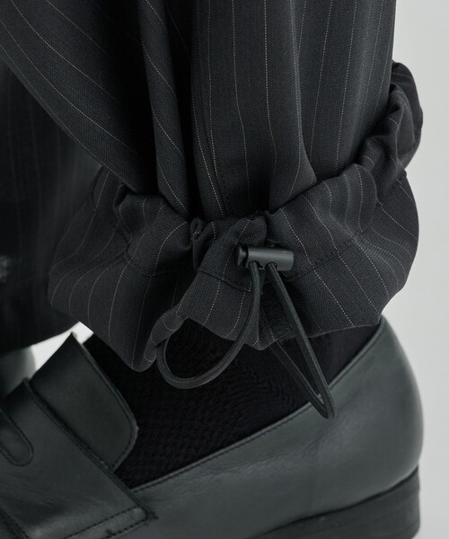 UNITED TOKYO（ユナイテッドトウキョウ）の「SUMMER WOOL パラシュートパンツ（カーゴパンツ・メンズ・ブラック/グレイッシュベージュ・1/2）」の4枚目の写真