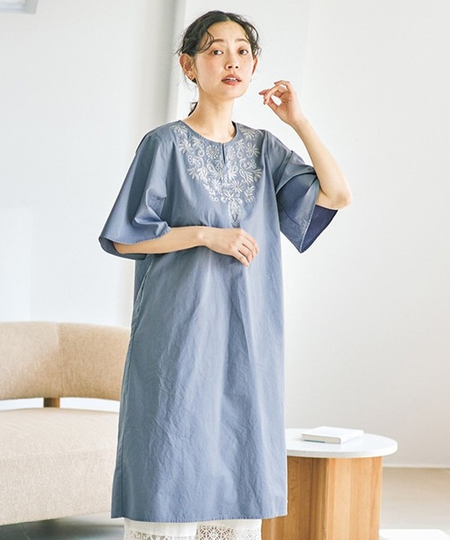 and myera(アンド マイラ)の「and myera 刺しゅうが映えるチュニック(チュニック・レディース・ブルー・L/M)」の1枚目の写真