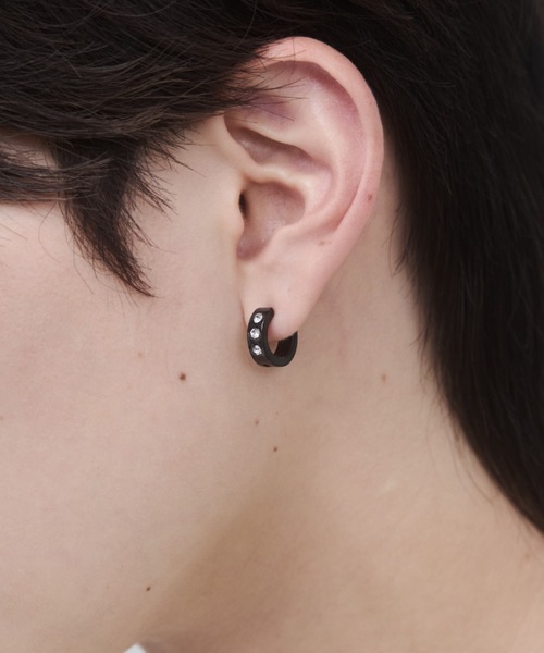 WYZ surgical stainless(ダブリューワイジィーサージカルステンレス)の「【 金属アレルギー対応 】ビジューフープイヤリング サージカルステンレス(両耳用)(イヤリング・メンズ・シルバー/ブラック・FREE)」の1枚目の写真