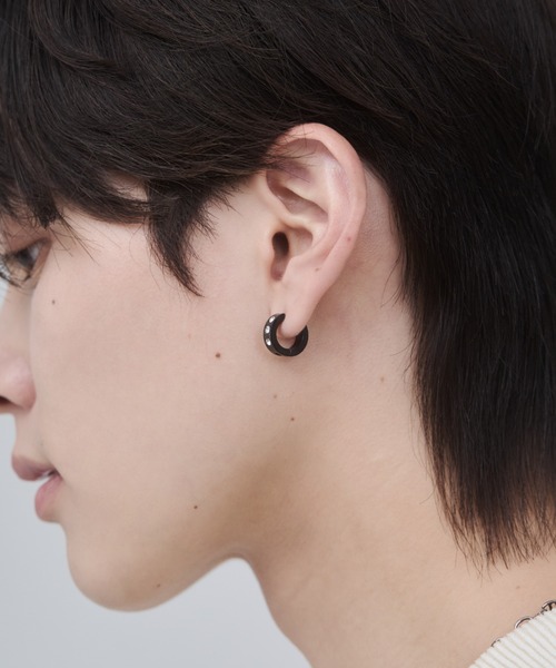 WYZ surgical stainless(ダブリューワイジィーサージカルステンレス)の「【 金属アレルギー対応 】ビジューフープイヤリング サージカルステンレス(両耳用)(イヤリング・メンズ・シルバー/ブラック・FREE)」の3枚目の写真