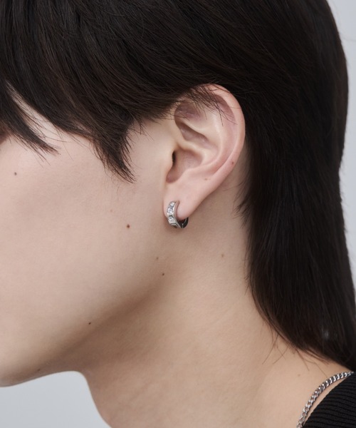 WYZ surgical stainless(ダブリューワイジィーサージカルステンレス)の「【 金属アレルギー対応 】ビジューフープイヤリング サージカルステンレス(両耳用)(イヤリング・メンズ・シルバー/ブラック・FREE)」の10枚目の写真