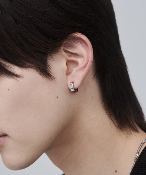 WYZ surgical stainless(ダブリューワイジィーサージカルステンレス)の「【 金属アレルギー対応 】ビジューフープイヤリング サージカルステンレス(両耳用)(イヤリング・メンズ・シルバー/ブラック・FREE)」の7枚目の写真