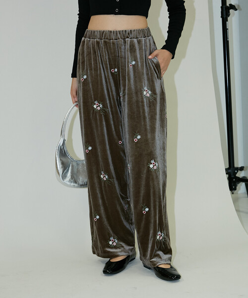 PUBLUX（パブリュクス）の「PUBLUX/パブリュクス 花刺繍 ベロア イージーパンツ　限定展開（その他パンツ・レディース・ブラック/ベージュ/ブラウン・ﾌﾘ-）」の3枚目の写真