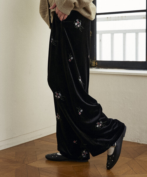 PUBLUX（パブリュクス）の「PUBLUX/パブリュクス 花刺繍 ベロア イージーパンツ　限定展開（その他パンツ・レディース・ブラック/ベージュ/ブラウン・ﾌﾘ-）」の2枚目の写真