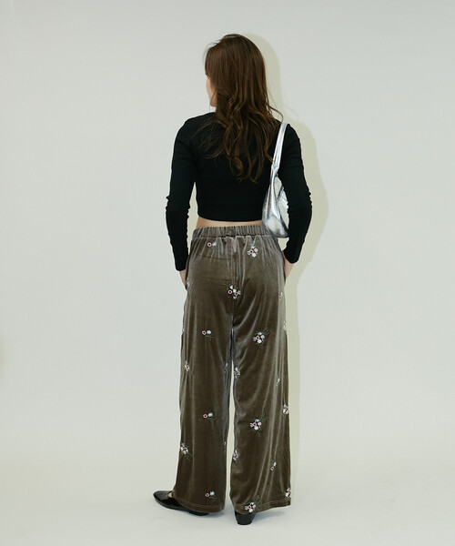 PUBLUX（パブリュクス）の「PUBLUX/パブリュクス 花刺繍 ベロア イージーパンツ　限定展開（その他パンツ・レディース・ブラック/ベージュ/ブラウン・ﾌﾘ-）」の9枚目の写真