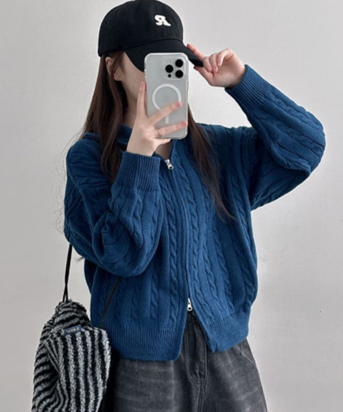 VIVID LADY(ビビッドレディー)の「ダブルジップ ケーブルニットカーディガン(ニット/セーター・レディース・ベージュ/チャコールグレー/クリーム/ブルー/バーガンディー・FREE)」の4枚目の写真