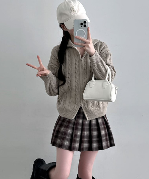 VIVID LADY(ビビッドレディー)の「ダブルジップ ケーブルニットカーディガン(ニット/セーター・レディース・ベージュ/チャコールグレー/クリーム/ブルー/バーガンディー・FREE)」の20枚目の写真