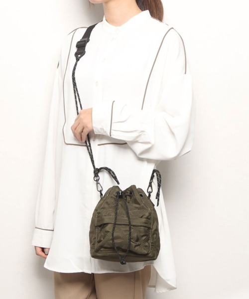 Tomieco(トミエコ)の「ナイロンキルティング 巾着ショルダーバッグ(ショルダーバッグ・レディース・ベージュ/カーキ・FREE)」の1枚目の写真