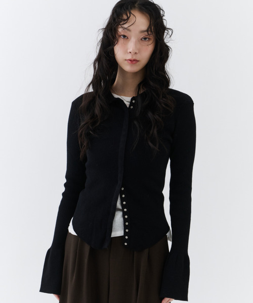 NUJOH(ヌゾ)の「Volume Sleeve Knit Top / ボリュームスリーブニットトップ(カーディガン/ボレロ・レディース・ベージュ/ブラック/チャコールグレー・FREE)」の4枚目の写真