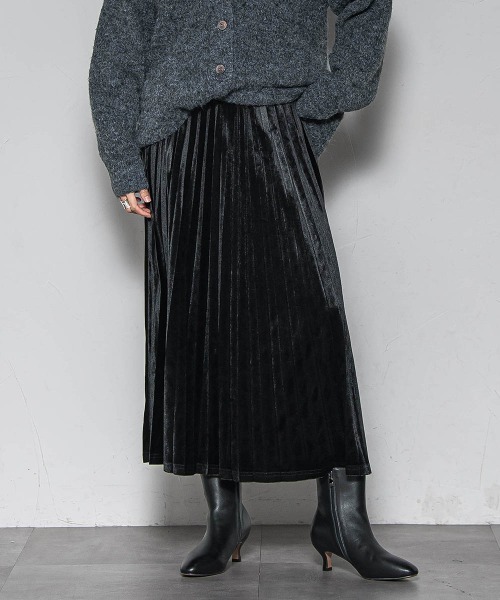 MAYSON GREY(メイソングレイ)の「【WEB限定】ストレッチベロアプリーツスカート≪手洗い可能≫(スカート・レディース・チャコールグレー/ブラック/ブラウン・M)」の2枚目の写真