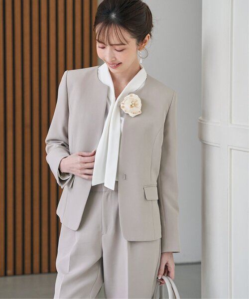 IKKA LOUNGE(イッカラウンジ)の「【洗濯機で洗える/セットアップ対応】ウォッシャブルキーネックジャケット(ノーカラージャケット・レディース・グレイッシュベージュ/ネイビー・M/L/S/XL)」の1枚目の写真
