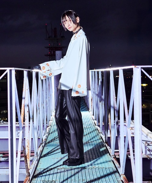 Ellno Loset(エルノロゼット)の「【EVANGELION(エヴァンゲリオン)コラボ】アームスリットフラワー刺繍シャツ(シャツ/ブラウス・メンズ・ブラック/オフホワイト/ブラック系その他/グレー・SMALL/MEDIUM/LARGE)」の17枚目の写真