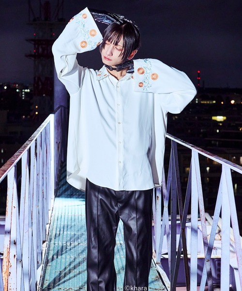 Ellno Loset(エルノロゼット)の「【EVANGELION(エヴァンゲリオン)コラボ】アームスリットフラワー刺繍シャツ(シャツ/ブラウス・メンズ・ブラック/オフホワイト/ブラック系その他/グレー・SMALL/MEDIUM/LARGE)」の8枚目の写真