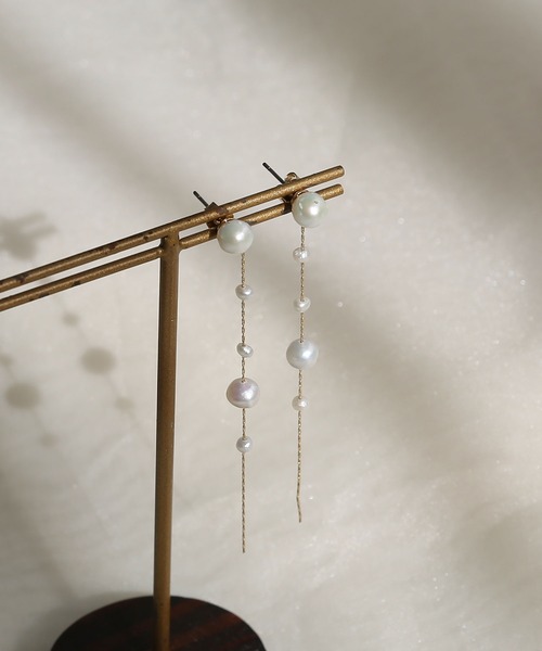 colleca la(コレカラ)の「淡水パールとチェーンのロングピアス(ピアス(両耳用)・レディース・シルバー/ゴールド・FREE)」の1枚目の写真