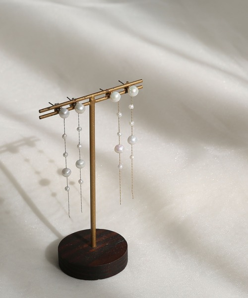 colleca la(コレカラ)の「淡水パールとチェーンのロングピアス(ピアス(両耳用)・レディース・シルバー/ゴールド・FREE)」の6枚目の写真