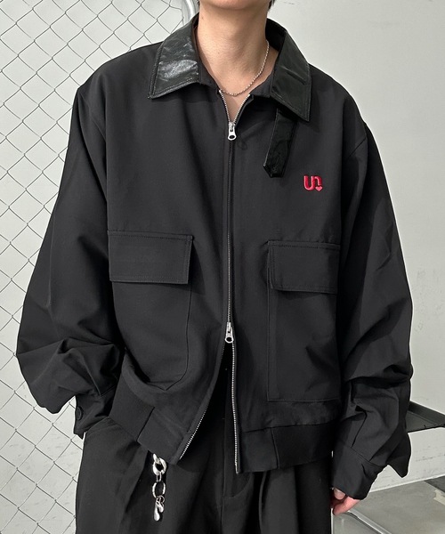 UNDERSTATEMENTs(アンダーステイトメント)の「【ユニセックス】ショート丈レザーカラーユーティリティ刺繍ブルゾン/セットアップ着用可(ブルゾン・メンズ・ブラック系その他/ブラック/ネイビー系・MEDIUM/LARGE)」の1枚目の写真