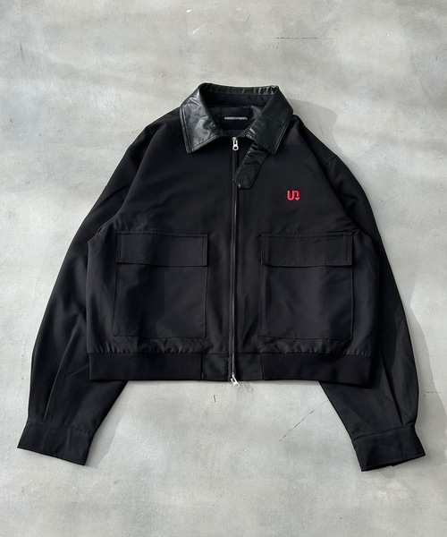 UNDERSTATEMENTs(アンダーステイトメント)の「【ユニセックス】ショート丈レザーカラーユーティリティ刺繍ブルゾン/セットアップ着用可(ブルゾン・メンズ・ブラック系その他/ブラック/ネイビー系・MEDIUM/LARGE)」の4枚目の写真