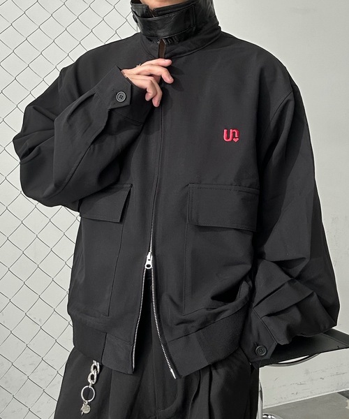 UNDERSTATEMENTs(アンダーステイトメント)の「【ユニセックス】ショート丈レザーカラーユーティリティ刺繍ブルゾン/セットアップ着用可(ブルゾン・メンズ・ブラック系その他/ブラック/ネイビー系・MEDIUM/LARGE)」の14枚目の写真