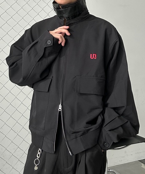 UNDERSTATEMENTs(アンダーステイトメント)の「【ユニセックス】ショート丈レザーカラーユーティリティ刺繍ブルゾン/セットアップ着用可(ブルゾン・メンズ・ブラック系その他/ブラック/ネイビー系・MEDIUM/LARGE)」の15枚目の写真