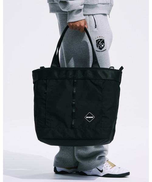 F.C.Real Bristol（エフシーレアルブリストル）の「TOUR TOTE BAG（トートバッグ・メンズ・ブラック・FREE）」の2枚目の写真