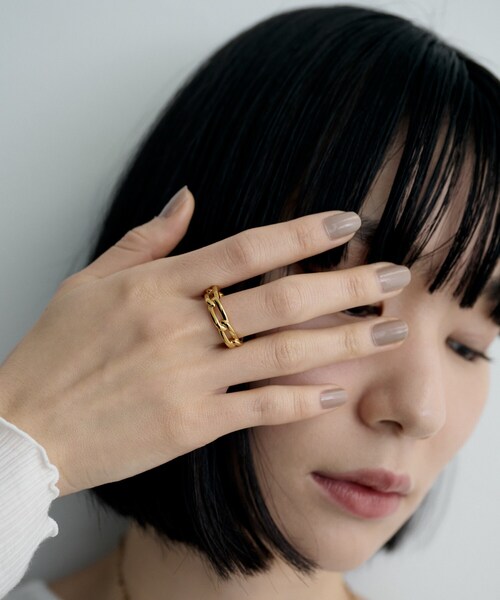 COCOSHNIK ONKITSCH(ココシュニックオンキッチュ)の「シルバー ロングカーブチェーンモチーフリング(16号、18号) GP(リング・レディース・ゴールド・18/16)」の8枚目の写真