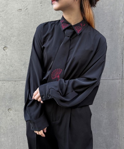 REZEN(リゼン)の「タイ付扇子刺繍シャツ(シャツ/ブラウス・メンズ・ローズ/ブルーパープル/ライトグレー・MEDIUM/LARGE)」の3枚目の写真