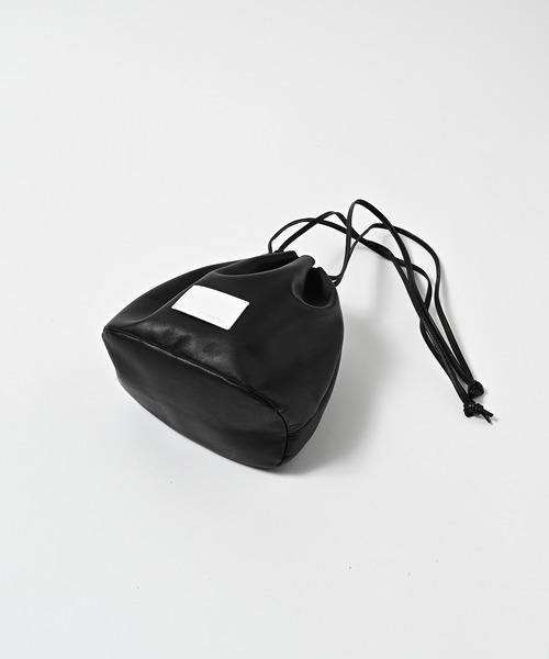 ADAM PATEK(アダムパテック)の「【RES】【ADAMPATEK】water repellent leather drawstring bag/撥水レザーミニ巾着バッグ/AP2619003(ショルダーバッグ・レディース・ブラック・FREE)」の4枚目の写真
