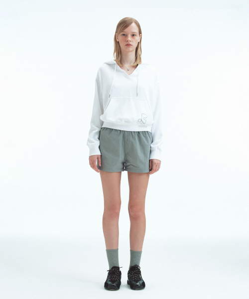 Rest&Recreation(レストアンドレクリエーション)の「V-NECK CROPPED HOODIE - WHITE(パーカー・レディース・その他・ONE)」の2枚目の写真
