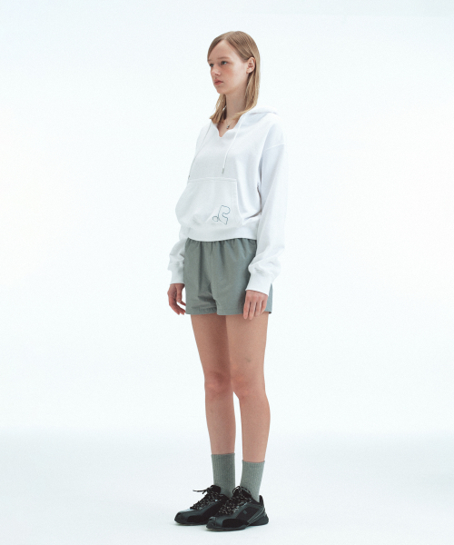 Rest&Recreation(レストアンドレクリエーション)の「V-NECK CROPPED HOODIE - WHITE(パーカー・レディース・その他・ONE)」の3枚目の写真