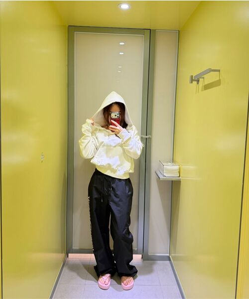 Rest&Recreation(レストアンドレクリエーション)の「V-NECK CROPPED HOODIE - WHITE(パーカー・レディース・その他・ONE)」の5枚目の写真
