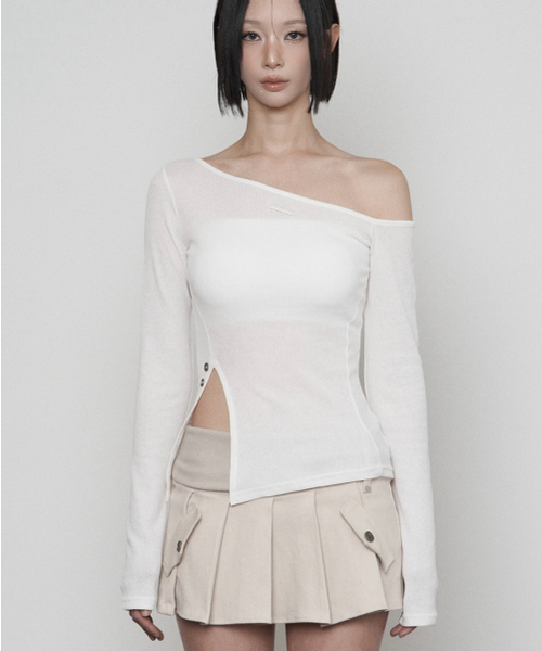 ETRE AU SOMMET(エトレオソメ)の「One-shoulder Basic Slit Long Sleeve (WHITE)(Tシャツ/カットソー・レディース・その他・FREE)」の1枚目の写真
