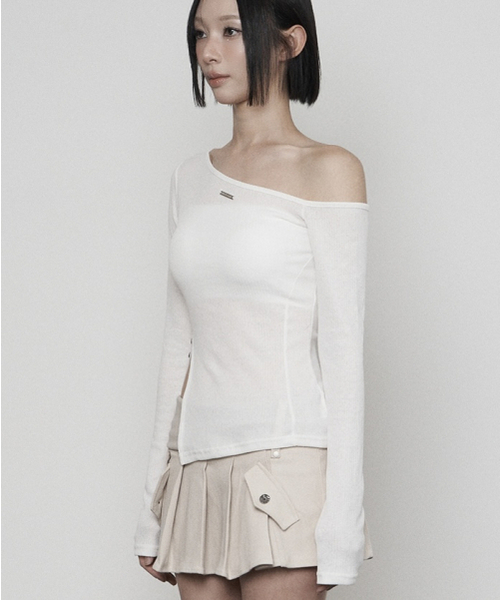 ETRE AU SOMMET(エトレオソメ)の「One-shoulder Basic Slit Long Sleeve (WHITE)(Tシャツ/カットソー・レディース・その他・FREE)」の2枚目の写真