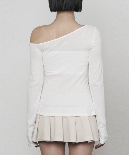 ETRE AU SOMMET(エトレオソメ)の「One-shoulder Basic Slit Long Sleeve (WHITE)(Tシャツ/カットソー・レディース・その他・FREE)」の3枚目の写真