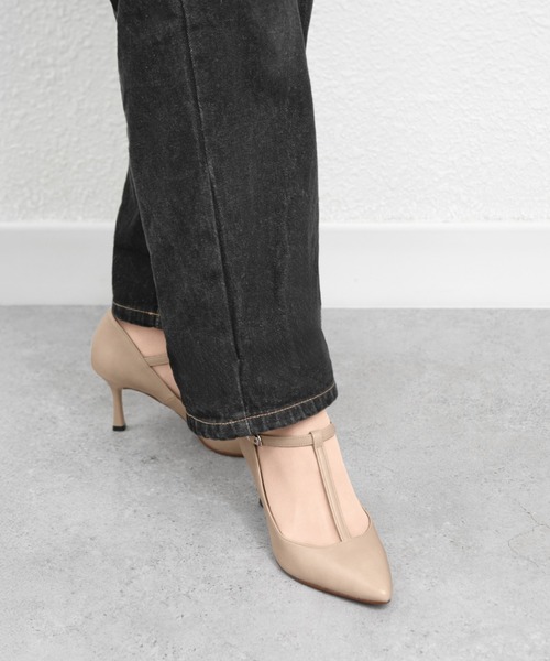 MAMIAN(マミアン)の「ポインテッドトゥ Tストラップ パンプス (7.0cmヒール)(パンプス・レディース・ベージュ/ブラック・23.5cm/24.0cm/24.5cm/22.0cm/22.5cm/23.0cm)」の16枚目の写真