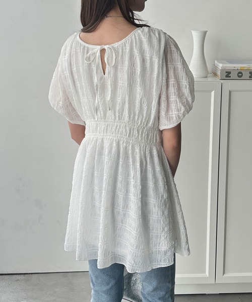 GeeRA（ジーラ）の「前後２WAYシャーリングシアーペプラムブラウスチュニック（シャツ/ブラウス・レディース・ブラック/オフホワイト/ブルー・MEDIUM/LARGE/X-LARGE）」の7枚目の写真