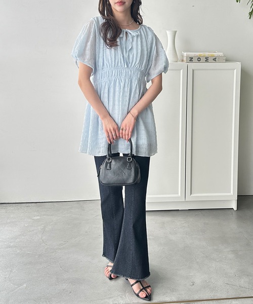 GeeRA（ジーラ）の「前後２WAYシャーリングシアーペプラムブラウスチュニック（シャツ/ブラウス・レディース・ブラック/オフホワイト/ブルー・MEDIUM/LARGE/X-LARGE）」の21枚目の写真