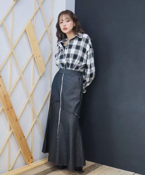 CECIL McBEE（セシルマクビー）の「6.5ozデニムフリンジ切替スカート（スカート・レディース・ネイビー/サックスブルー/ブラック・LARGE/MEDIUM）」の4枚目の写真