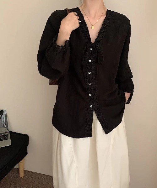 FAVORITO(ファヴォリート)の「リボンVネックシャツ(シャツ/ブラウス・レディース・ブラック/ホワイト・F)」の14枚目の写真