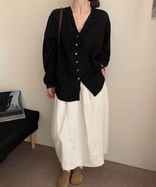 FAVORITO(ファヴォリート)の「リボンVネックシャツ(シャツ/ブラウス・レディース・ブラック/ホワイト・F)」の15枚目の写真