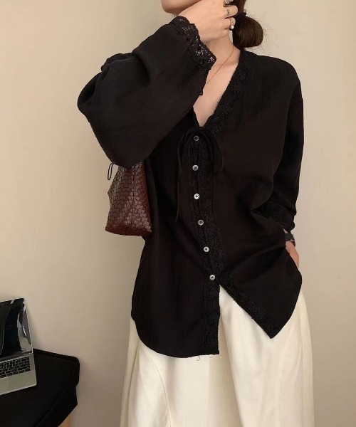 FAVORITO(ファヴォリート)の「リボンVネックシャツ(シャツ/ブラウス・レディース・ブラック/ホワイト・F)」の13枚目の写真