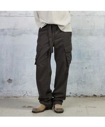 KUME（クメ）の「Men Belted Relaxed Cargo Pants, Charcoal（その他パンツ）」