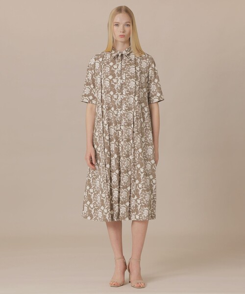 MACKINTOSH LONDON(マッキントッシュ ロンドン)の「【婦人画報4月号掲載】【BIBURY FLOWER】バイブリーフラワースムースワンピース(ワンピース・レディース・ベージュ系その他/ブルー系その他4・38/40/36)」の5枚目の写真