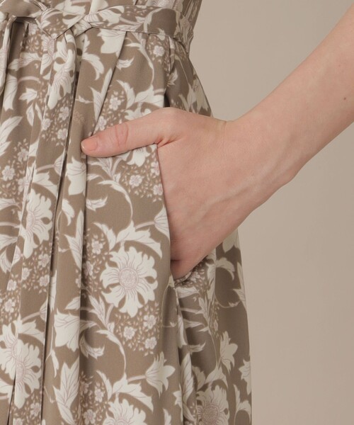MACKINTOSH LONDON(マッキントッシュ ロンドン)の「【婦人画報4月号掲載】【BIBURY FLOWER】バイブリーフラワースムースワンピース(ワンピース・レディース・ベージュ系その他/ブルー系その他4・38/40/36)」の9枚目の写真
