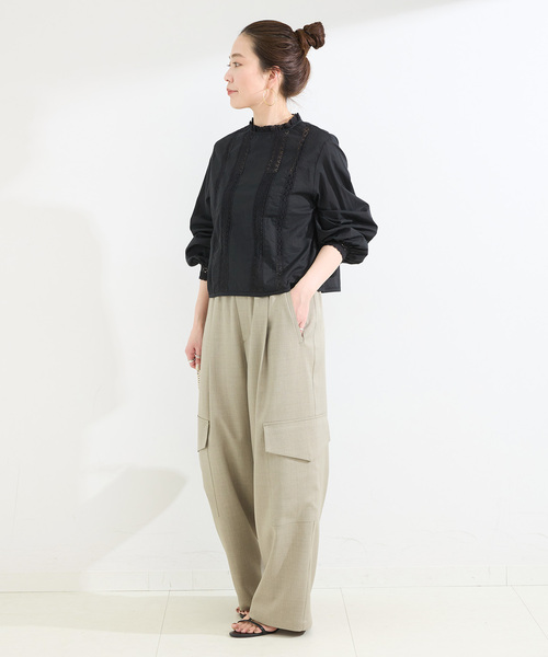 B.C STOCK(ベーセーストック)の「手洗い可 / フリルクルーネックブラウス(シャツ/ブラウス・レディース・ブラック/ホワイト・FREE)」の3枚目の写真