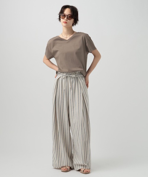 BAYFLOW（ベイフロー）の「[V・Uネックで着られる]シルケット2WAY半袖Tシャツ（Tシャツ/カットソー・レディース・オフホワイト/モカ/ブラック・LARGE/SMALL/MEDIUM）」の4枚目の写真