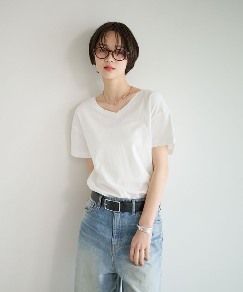 BAYFLOW（ベイフロー）の「[V・Uネックで着られる]シルケット2WAY半袖Tシャツ（Tシャツ/カットソー・レディース・オフホワイト/モカ/ブラック・LARGE/SMALL/MEDIUM）」の4枚目の写真