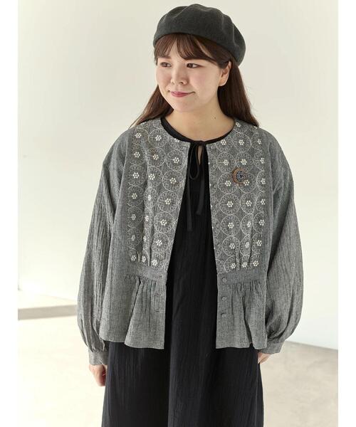 Samansa Mos2（サマンサ モスモス）の「【Cross×Staff】ブローチ付シャツジャケット（ノーカラージャケット・レディース・チャコールグレー/ベージュ/モカ・F）」の2枚目の写真