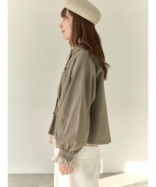 Samansa Mos2（サマンサ モスモス）の「【Cross×Staff】ブローチ付シャツジャケット（ノーカラージャケット・レディース・チャコールグレー/ベージュ/モカ・F）」の11枚目の写真