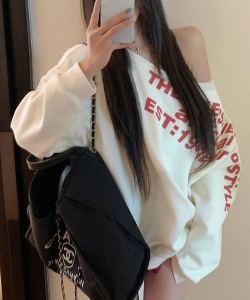 Lips(リップス)の「抜け感たっぷりワンショルデザイン!ゆるっと着れるトレンドスウェットトップス(スウェット・レディース・グレー/ホワイト・FREE)」の9枚目の写真