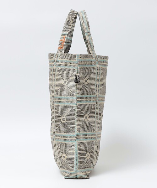 BINDU(ビンドゥー)の「BINDU: CROCHET JACQUUARD TOTE(トートバッグ・メンズ・グレー/ブラック・ONE SIZE)」の3枚目の写真